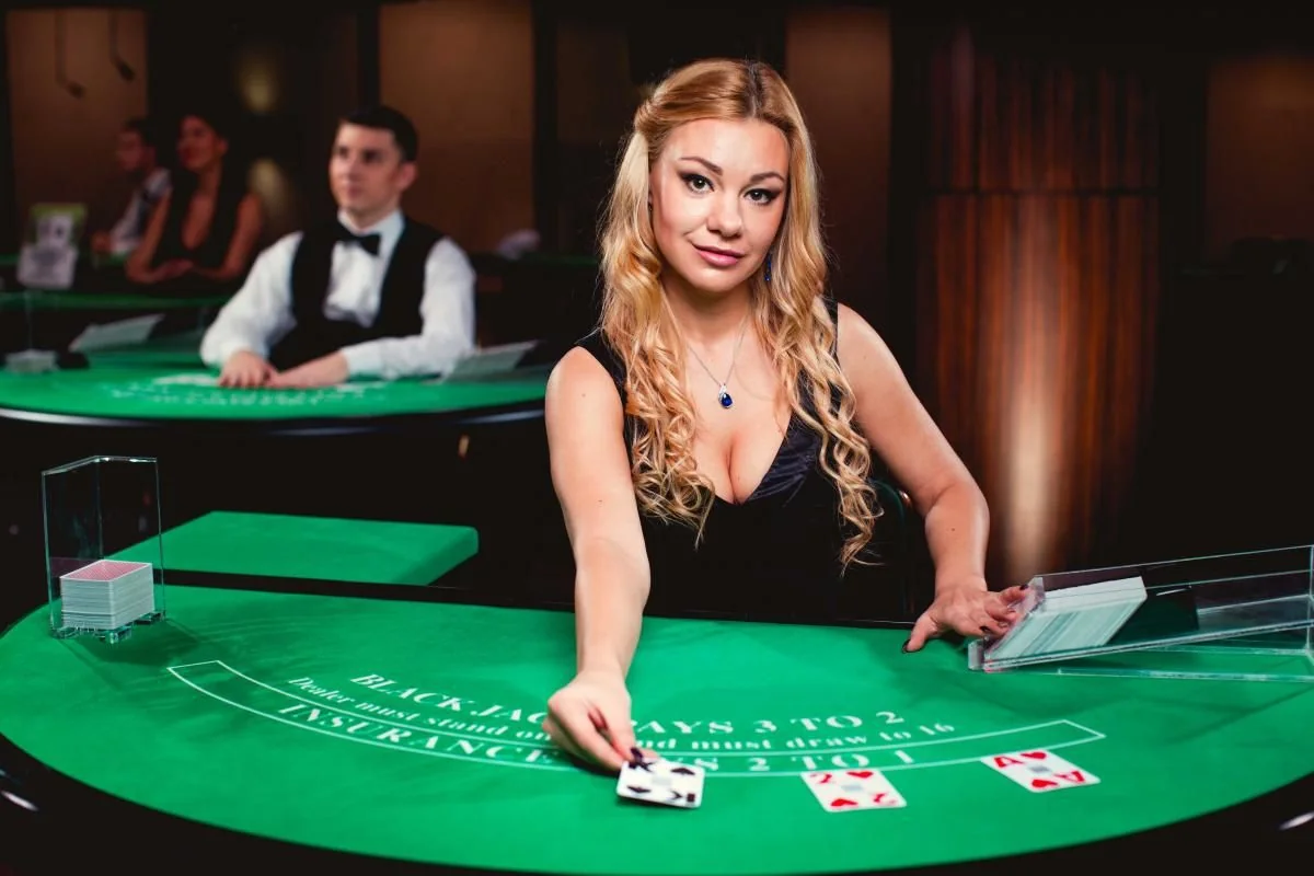 Meja permainan kasino live pada layar digital